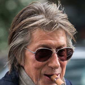 Jacques Dutronc, qui sera ce soir à Bercy pour le concert "Les Vieilles Canailles", à la sortie de l'hôtel de Sers à Paris le 5 novembre 2014