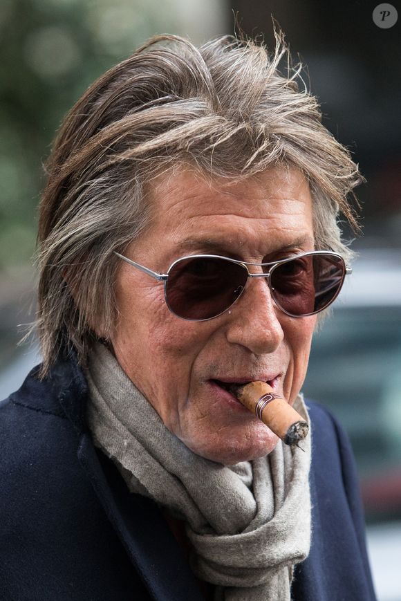 Jacques Dutronc, qui sera ce soir à Bercy pour le concert "Les Vieilles Canailles", à la sortie de l'hôtel de Sers à Paris le 5 novembre 2014
