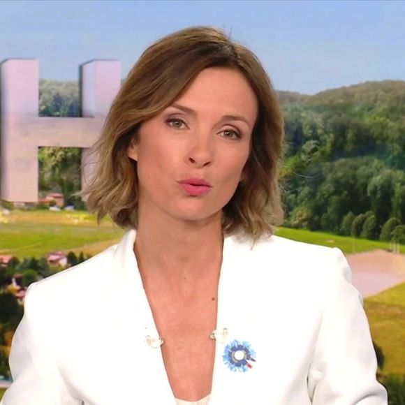 Lundi dernier, Isabelle a présenté son premier journal télévisé sur TF1, remplaçant Jacques Legros.


Isabelle Ithurburu lors du journal de TF1