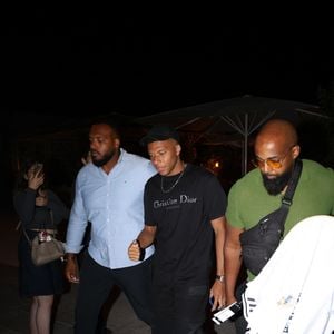 Paris, FRANCE Le footballeur français Kylian Mbappé passe la soirée avec des amis et deux mystérieuses femmes au restaurant Loulou à Paris. La star du football est restée dehors de 21 heures à 1 heure du matin !