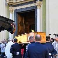 Au revoir Évelyne Leclercq : Jean-Pierre Foucault présent avec sa femme non loin de Fabienne Égal, l’animateur n’a pas respecté une des consignes
