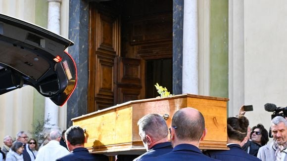 Au revoir Évelyne Leclercq : Jean-Pierre Foucault présent avec sa femme non loin de Fabienne Égal, l’animateur n’a pas respecté une des consignes