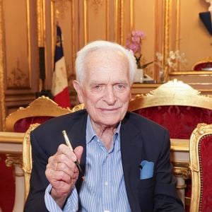 Exclusif - Philippe Labro - Philippe Labro dédicace son nouveau livre "Ecrits américains : Oeuvres choisies" à la suite d’une conférence publique à la mairie du 8ème arrondissement à Paris le 26 juin 2024. © Jack Tribeca/Bestimage