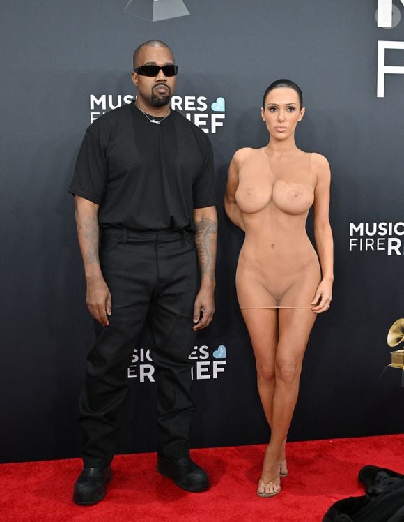 Kanye West et sa femme Bianca Censori ont été raccompagnés à la sortie des 67ème Grammy Awards pour tenue indécente sur le tapis rouge, au Crypto.com Arena de Los Angeles, Californie, etats-Unis, le 2 février 2025. © Axelle/BG/GoffPhotos/Bestimage