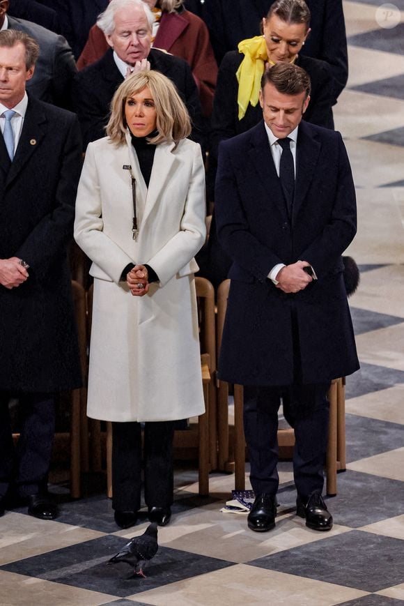 Un pigeon de Paris s'invite à la cérémonie aux côtés du président de la République française, Emmanuel Macron et de Brigitte Macron - Messe de consécration du mobilier liturgique de la cathédrale Notre-Dame de Paris, le 8 décembre 2024. Joyau de l’art gothique, lieu de culte et de culture, symbole universel de la France et de son histoire, la cathédrale de Notre-Dame de Paris rouvre ses portes les 7 et 8 décembre, cinq ans après le terrible incendie ravageur, survenu le 15 avril 2019. 
© Cyril Moreau / Bestimage