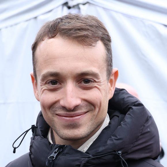 Trois jours après sa libération d'une prison au Danemark où il aura séjourné 5 mois, le capitaine Paul Watson célèbre sa remise en liberté sur la place de la République à Paris en compagnie de Lamya Essemlali et Hugo Clément. Paris, le 21 décembre 2024.
© Denis Guignebourg/Bestimage