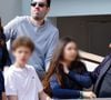 Âgée de 15 ans, Ava, habituellement très discrète, a préféré rester loin des objectifs tout en profitant pleinement de l’événement aux côtés de son père.
Guillaume Canet, son fils Marcel, Gilles Lellouche et sa fille en tribunes lors de la finale messieurs des Internationaux de France de Tennis de Roland Garros 2025 à Paris, France, le 8 juin 2025. © Cyril Moreau/Bestimage