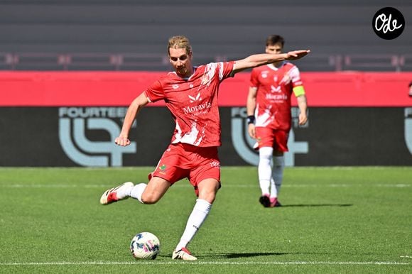 Paul Mirabel lors du match de football caritatif au stade Louis II de Monaco opposant les Barbagiuans aux pilotes de l'équipe Nazionale Piloti dans le cadre de la "Racing Stars Football Cup" le 3 juin 2026.
Depuis 35 ans, des pilotes automobiles participent chaque année à un match de football caritatif organisé à Monaco. Ce " match des pilotes " a accueilli tous les plus grands de la Formule 1, y compris Michael Schumacher. En 2025, une nouvelle mouture a vu le jour, la Racing Stars Football Cup, sous la houlette de Louis Ducruet, le fils de la princesse Stéphanie. Ce 3 juin 2026, avait lieu la deuxième édition de l'événement caritatif, organisé au profit de deux associations.
Les fonds récoltés lors de l'événement seront reversés à deux associations. La première est " Mercy Ships ", qui déploie des navires-hôpitaux afin d'offrir des soins chirurgicaux gratuits en Afrique. La seconde association est " Les Soins de l'espoir ", qui est engagée auprès d'enfants et d'adultes défavorisés en Asie du Sud-Est, notamment au Vietnam.
Les Barbagiuans ont remporté le match 6 - 2

© Bruno Bebert / Bestimage