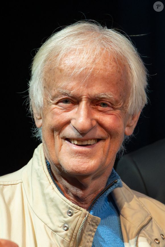 Dans les colonnes de "Télé Poche", Dave a révélé avoir habité au cœur de l'Île Saint-Louis à Paris.

Dave participe au 25ème anniversaire de Melody TV au Palais des Glaces, le 16 septembre 2025 à Paris.

Photo : Nasser Berzane / Abaca