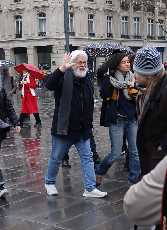 Paul Watson - 3 jours après sa libération d'une prison au Danemark où il aura séjourné 5 mois, le capitaine Paul Watson célèbre sa remise en liberté sur la place de la République à Paris en compagnie de Lamya Essemlali et Hugo Clément. Paris, le 21 décembre 2024.
© Denis Guignebourg/Bestimage