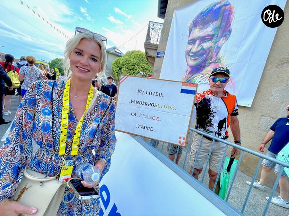 Très active en ligne, la future maman de 33 ans mène une carrière d'influenceuse et accompagne régulièrement son partenaire sur les routes.


Roxanne la compagne de Mathieu Van der Poel - Cérémonie en hommage à Raymond Poulidor pour le départ du Tour de France depuis son village à Saint-Léonard-de-Noblat le 9 juillet 2023. © Fabien Faure/Bestimage