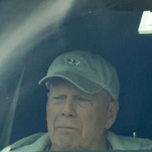 Studio City, CA - EXCLUSIF - L'acteur à la retraite Bruce Willis a été aperçu en train de faire une croisière à Studio City avec son garde du corps, le lendemain de la célébration de son 16e anniversaire de mariage avec Emma Heming Willis. Le couple s'est marié le 21 mars 2009.
Sur la photo : Bruce Willis