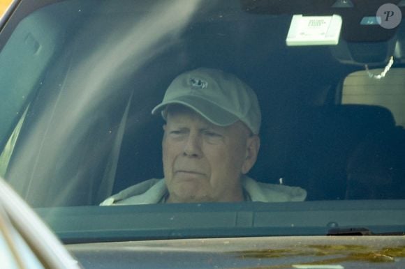 Studio City, CA - EXCLUSIF - L'acteur à la retraite Bruce Willis a été aperçu en train de faire une croisière à Studio City avec son garde du corps, le lendemain de la célébration de son 16e anniversaire de mariage avec Emma Heming Willis. Le couple s'est marié le 21 mars 2009.



Sur la photo : Bruce Willis
