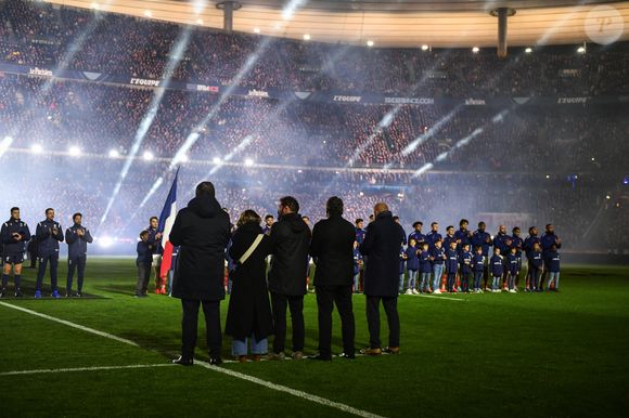 Si quelques joueurs ont trouvé refuge dans le rugby ou les études, d’autres peinent à reprendre pied. 

Les équipes et les supporters rendent hommage à la mémoire de Medhi Narjissi avant le match de rugby des Six Nations entre la France et le Pays de Galles au Stade de France à Saint-Denis, au nord de Paris, le 31 janvier 2024. Photo de Firas Abdullah/ABACAPRESS.COM