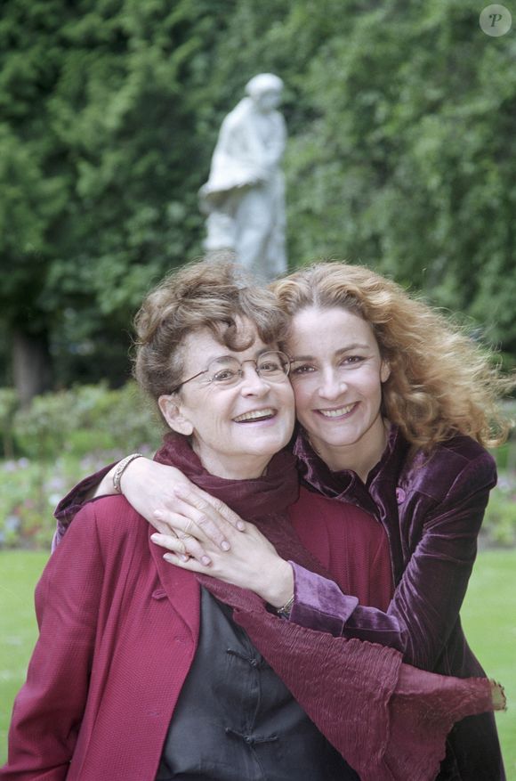 Archives - En France, à Paris, au Jardin du Luxembourg, Nina COMPANEEZ et sa fille Valentine VARELA

Photo : Bruno Schneider via Bestimage