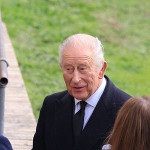 Le roi Charles III d'Angleterre et Camilla Parker Bowles, reine consort d'Angleterre...se rendent au jardin commémoratif d'Aberfan pour commémorer le 60ème anniversaire de la catastrophe d’Aberfan le 21 octobre 2026.

Photo : Mirrorpix / Bestimage