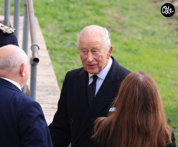 Le roi Charles III d'Angleterre et Camilla Parker Bowles, reine consort d'Angleterre...se rendent au jardin commémoratif d'Aberfan pour commémorer le 60ème anniversaire de la catastrophe d’Aberfan le 21 octobre 2026.

Photo : Mirrorpix / Bestimage