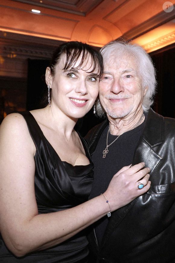 Hugues Aufray et sa femme Murielle posant lors d'une séance de portrait à Paris, France, le 18 mars 2024. Photo by VIM/ABACAPRESS.COM