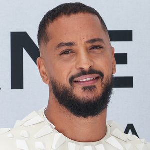 Le chanteur français s'est affiché avec un corps bien différent, 

Slimane Nebchi au photocall du défilé Stéphane Rolland Collection Haute Couture Automne/Hiver 2025-2026 lors de la Fashion Week de Paris (PFW) au théâtre des Champs-Élysées, à Paris, France, le 8 juillet 2025. © Sebastien Fremont/Bestimage
