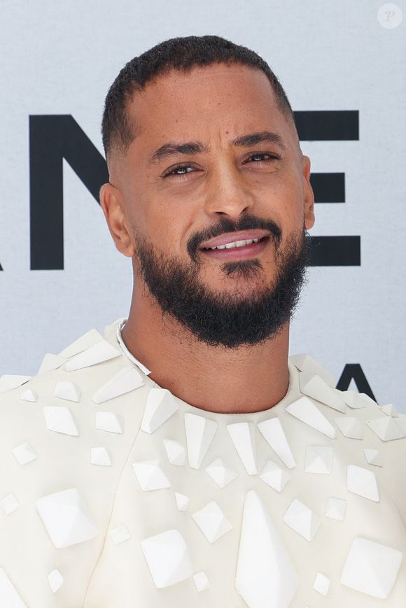 Le chanteur français s'est affiché avec un corps bien différent, 

Slimane Nebchi au photocall du défilé Stéphane Rolland Collection Haute Couture Automne/Hiver 2025-2026 lors de la Fashion Week de Paris (PFW) au théâtre des Champs-Élysées, à Paris, France, le 8 juillet 2025. © Sebastien Fremont/Bestimage