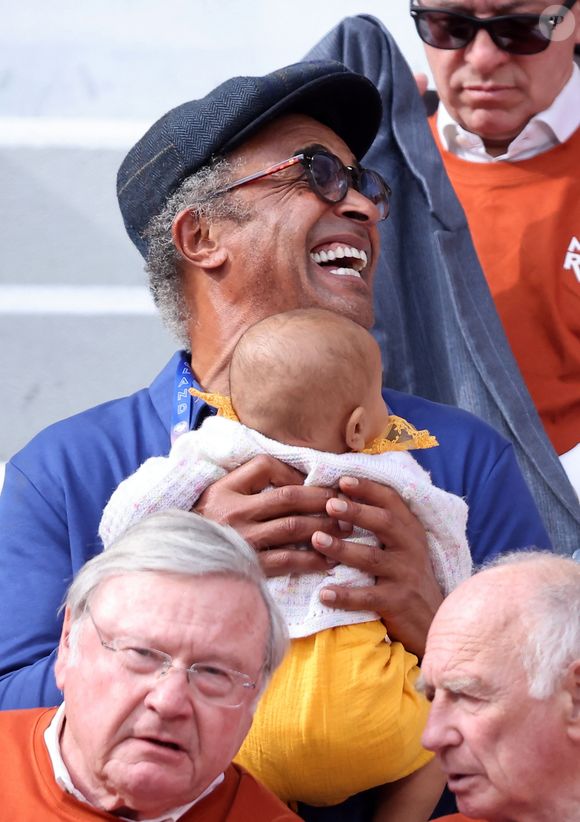 Sur la photo, Jenaye porte sa petite sœur dans ses bras et affiche un grand sourire.

Yannick Noah et sa fille Keelaani lors de l'hommage à R.Nadal lors des internationaux de France de tennis à Roland Garros. © Jacovides / Moreau / Bestimage