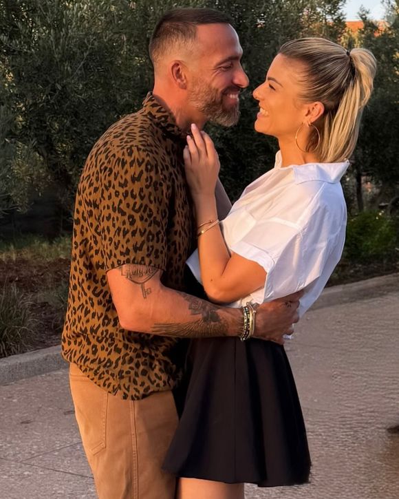 Mais Coralie reste prudente : il faut attendre le délai de rétractation de 11 jours avant de réellement se réjouir.

Coralie et Mickaël © Instagram