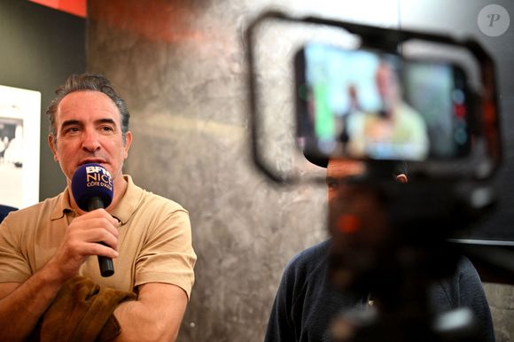 Exclusif - Jean Dujardin, ému, au cinéma Jean Paul Belmondo à Nice, le 7 octobre 2025, où il a rendu hommage à son idole alors qu'il était avec le réalisateur Jan Kounen et l'actrice Marie Josée Croze, pour présenter en avant première, le film L'homme qui retrécit.
 © Bruno Bebert / Bestimage