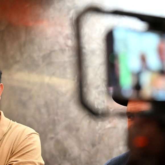 Exclusif - Jean Dujardin, ému, au cinéma Jean Paul Belmondo à Nice, le 7 octobre 2025, où il a rendu hommage à son idole alors qu'il était avec le réalisateur Jan Kounen et l'actrice Marie Josée Croze, pour présenter en avant première, le film L'homme qui retrécit.
 © Bruno Bebert / Bestimage