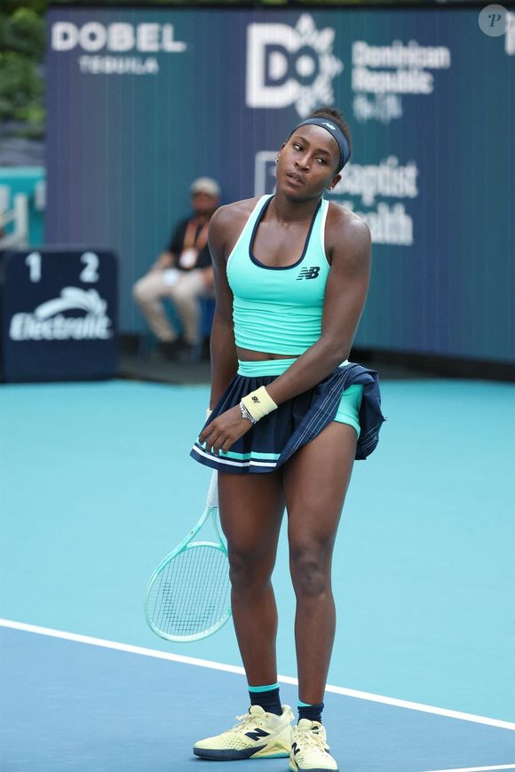Décontenancée par ce problème technique, la jeune femme ne sait plus trop quoi faire et la vidéo est rapidement devenue virale sur les réseaux sociaux

Coco Gauff pendant son match au Miami Open 2025. Backgrid USA / Bestimage