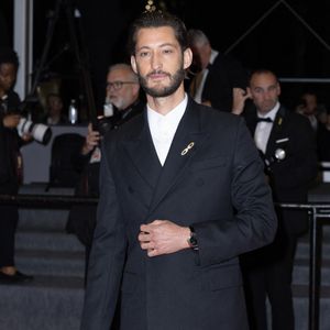 Pierre Niney - Descente des marches du film " Histoires parallèles " lors du 79ème Festival International du Film de Cannes, le 14 mai 2026. © Olivier Borde / Bestimage