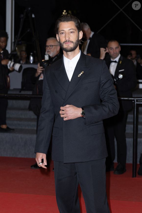 Pierre Niney - Descente des marches du film " Histoires parallèles " lors du 79ème Festival International du Film de Cannes, le 14 mai 2026. © Olivier Borde / Bestimage