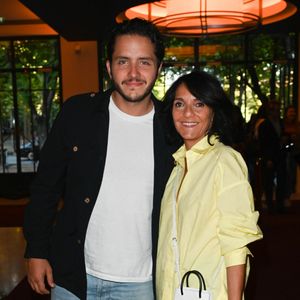 Florence Foresti et son compagnon l'humoriste Suisse, Alexandre Kominek - People à la 100ème du spectacle de Vincent Dedienne "Un soir de gala" aux théâtre Marigny à Paris le 27 juin 2022. © Coadic Guirec/Bestimage