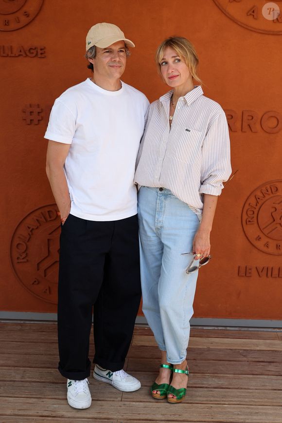 Caroline Anglade et son mari Nicolas Moreau au village lors des Internationaux de France de Tennis de Roland Garros 2026. Paris, le 26 mai 2026.
© Jacovides / Moreau / Bestimage