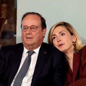 Semi-exclusif - François Hollande et sa femme Julie Gayet assistent au match opposant C. Alcaraz à S. Tsitsipas lors des Internationaux de France de tennis de Roland Garros 2024 à Paris le 4 juin 2024. © Jacovides-Moreau/Bestimage