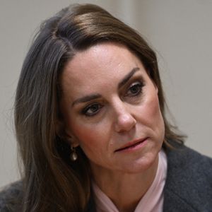 Le prince William, prince de Galles, et Catherine (Kate) Middleton, princesse de Galles, visitent l'école maternelle et primaire de Farnborough Road, pour montrer leur soutien continu à la communauté de Southport après l'attaque de juillet 2024, au cours de laquelle trois filles, Alice da Silva Aguiar, Bebe King et Elsie Dot Stancombe, ont été tragiquement tuées lors d'un cours de danse à Southport, Merseyside, Royaume-Uni, le 23 septembre 2025.  © PA Photo / Bestimage