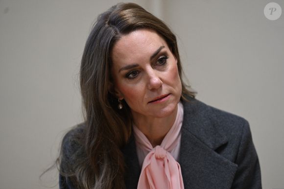 Le prince William, prince de Galles, et Catherine (Kate) Middleton, princesse de Galles, visitent l'école maternelle et primaire de Farnborough Road, pour montrer leur soutien continu à la communauté de Southport après l'attaque de juillet 2024, au cours de laquelle trois filles, Alice da Silva Aguiar, Bebe King et Elsie Dot Stancombe, ont été tragiquement tuées lors d'un cours de danse à Southport, Merseyside, Royaume-Uni, le 23 septembre 2025.  © PA Photo / Bestimage