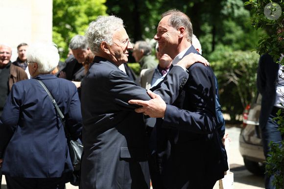 Et, pour ses obsèques, de nombreuses personnalités du petit écran qu'il a côtoyées pendant près de 40 ans étaient présentes

Nelson Monfort, journaliste assistant à la cérémonie d'enterrement de Daniel Bilalian à l'église Saint-Pierre de Neuilly-sur-Seine, près de Paris, France, le 22 mai 2025. Photo par Raphael Lafargue/ABACAPRESS.COM
