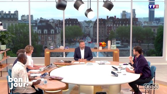 et sur les prises de risque importantes qu'elle a réalisé mais qu'elle ne regrette pas du tout aujourd'hui.

L'équipe de "Bonjour !", la matinale de TF1. Photo : TF1