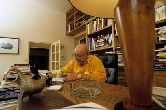 En France, chez lui dans le jardin de sa maison en Eure-et-Loire, portrait de Jean-Pierre Coffe à son bureau, le 17 avril 1993. Crédit Marizy Michel / Bestimage