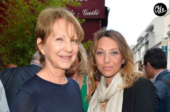 Nathalie Baye et sa fille Laura Smet - Générale de la pièce "Ça coule de source" écrite par L. M. Colla au théâtre de la Gaîté-Montparnasse à Paris, le 30 mai 2017.

© Coadic Guirec/Bestimage