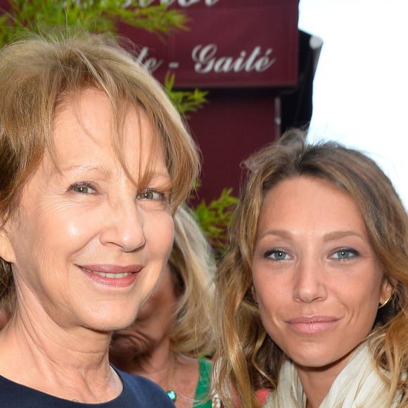 Nathalie Baye et sa fille Laura Smet - Générale de la pièce "Ça coule de source" écrite par L. M. Colla au théâtre de la Gaîté-Montparnasse à Paris, le 30 mai 2017.

© Coadic Guirec/Bestimage