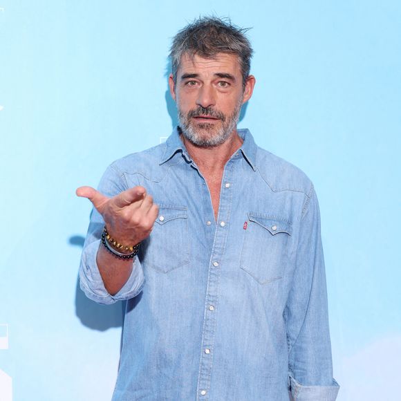 "Le premier jour, il avait mis un T-shirt qu'il avait fait tout seul en écrivant ''c'est le plus beau jour de ma vie, bienvenue mon petit frère', c'était super", avait raconté Thierry Neuvic sur le plateau des "Maternelles" sur France 5

Thierry Neuvic au photocall de la mini-série "Infiltré(e)" lors de la 25ème édition du Festival de la fiction de la Rochelle, France, le 15 septembre 2023. © Denis Guignebourg/BestImage