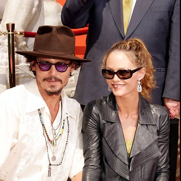 Johnny Depp soutenu par Vanessa Paradis lors de la pose de ses empreintes à Hollywood
© Bestimage