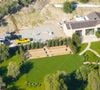 À l’extérieur, elle prévoit notamment une roseraie, un terrain de sport et une salle à manger en plein air entourée d’oliviers.

Kylie Jenner est sur le point d’achever son immense demeure sur mesure de 1 670 m² à Hidden Hills, après six années de travaux se chiffrant en millions de dollars.

Backgrid USA / Bestimage