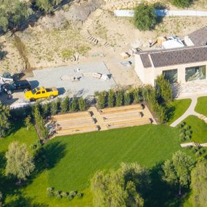À l’extérieur, elle prévoit notamment une roseraie, un terrain de sport et une salle à manger en plein air entourée d’oliviers.
Kylie Jenner est sur le point d’achever son immense demeure sur mesure de 1 670 m² à Hidden Hills, après six années de travaux se chiffrant en millions de dollars.
Backgrid USA / Bestimage