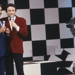 Photo d'archive prise dans les années 80 du présentateur de télévision français Michel Drucker avec le chanteur Gilbert Becaud sur le plateau des Champs Elysées. Photo by Pascal Baril/ABACAPRESS.COM