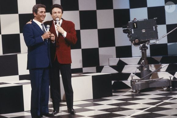 Photo d'archive prise dans les années 80 du présentateur de télévision français Michel Drucker avec le chanteur Gilbert Becaud sur le plateau des Champs Elysées. Photo by Pascal Baril/ABACAPRESS.COM