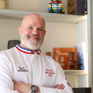 Exclusif - Le chef Philippe Etchebest dans les cuisines de son restaurant "Maison Nouvelle" à Bordeaux, le 11 avril 2025. ©Jean-Marc Lhomer/Bestimage.