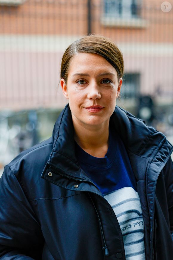 Adèle Exarchopoulos arrive pour la promotion de son dernier film "Chien 51" dans les studios de NRJ pour l'émission de radio sur Camille Combal sur NRJ à Paris, France, le 13 octobre 2025. © Julien Sarkissian/Bestimage