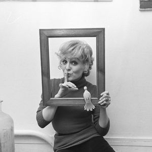 Nicole Croisille a rendu son dernier souffle il y a quelques mois. 

 En France, à Paris, Nicole Croisille chez elle, dans son appartement, assise par terre, tenant devant un elle, un cadre en bois, mettant sa tête à l'intérieur du cadre. © Jean-Claude Colin via Bestimage